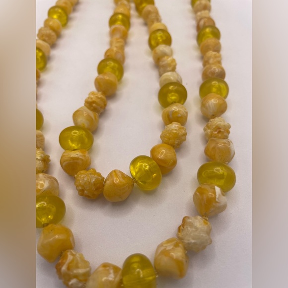 Vintage Long Strand of Molded Lucite Beads from the 1960s - Picture 2 of 6